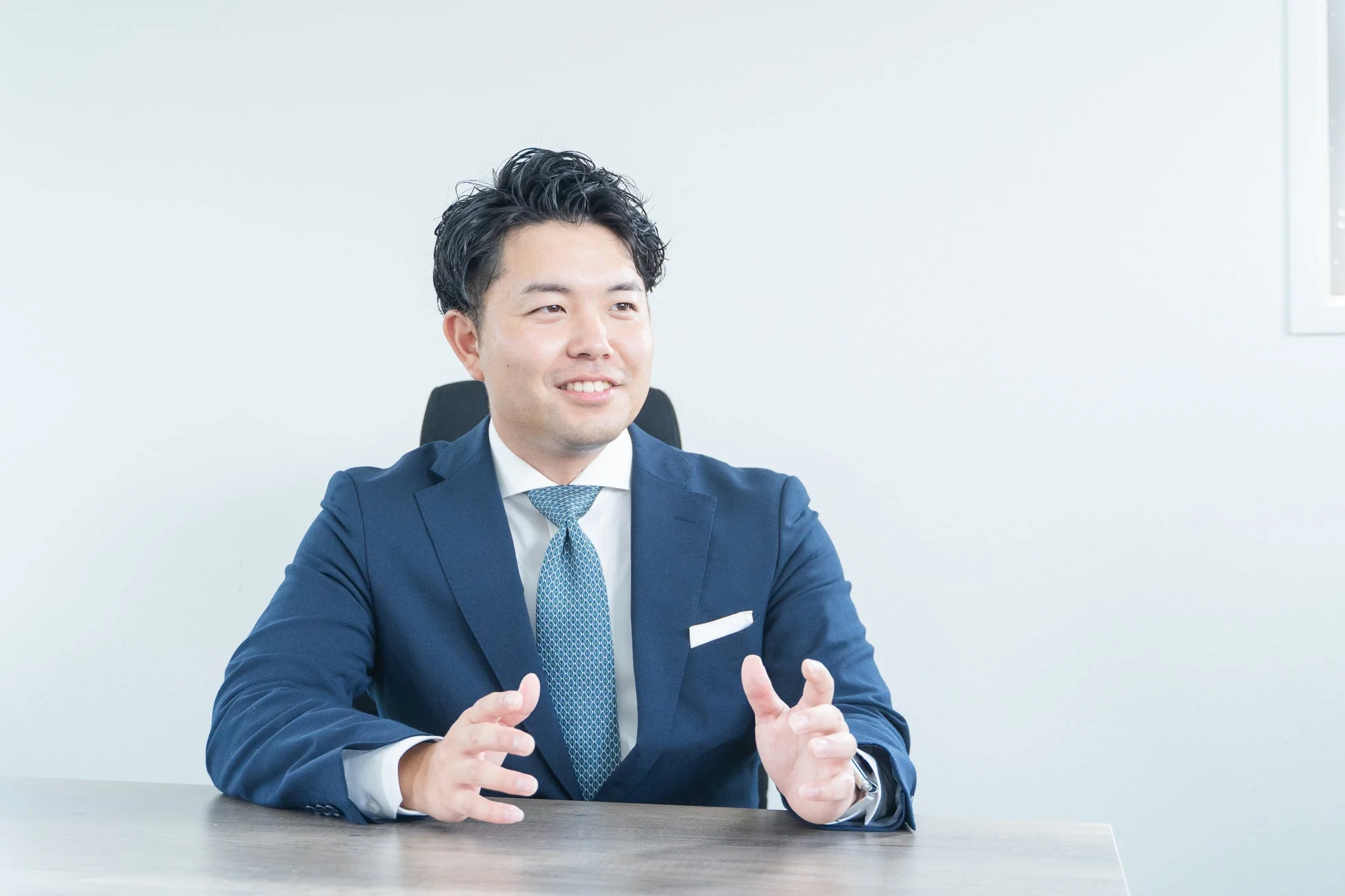 笑顔で説明するビジネスマン