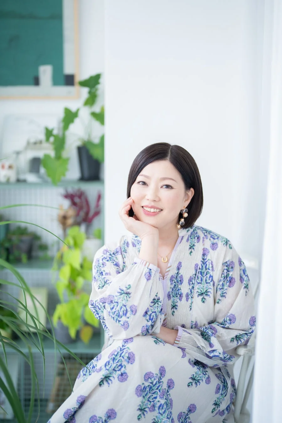 白い花柄のワンピースを着たアジア人女性のポートレート