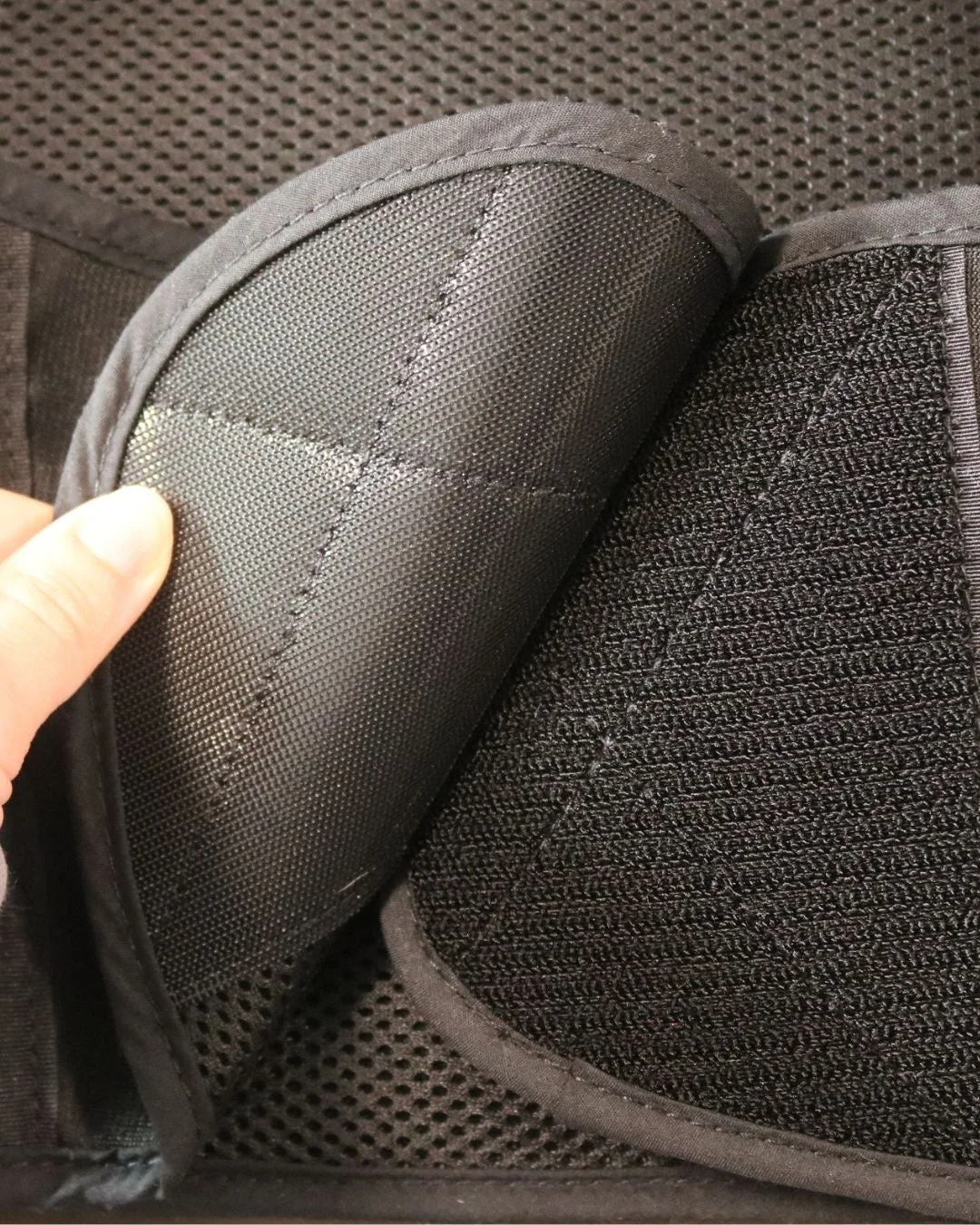 面ファスナーとメッシュ素材のクローズアップ