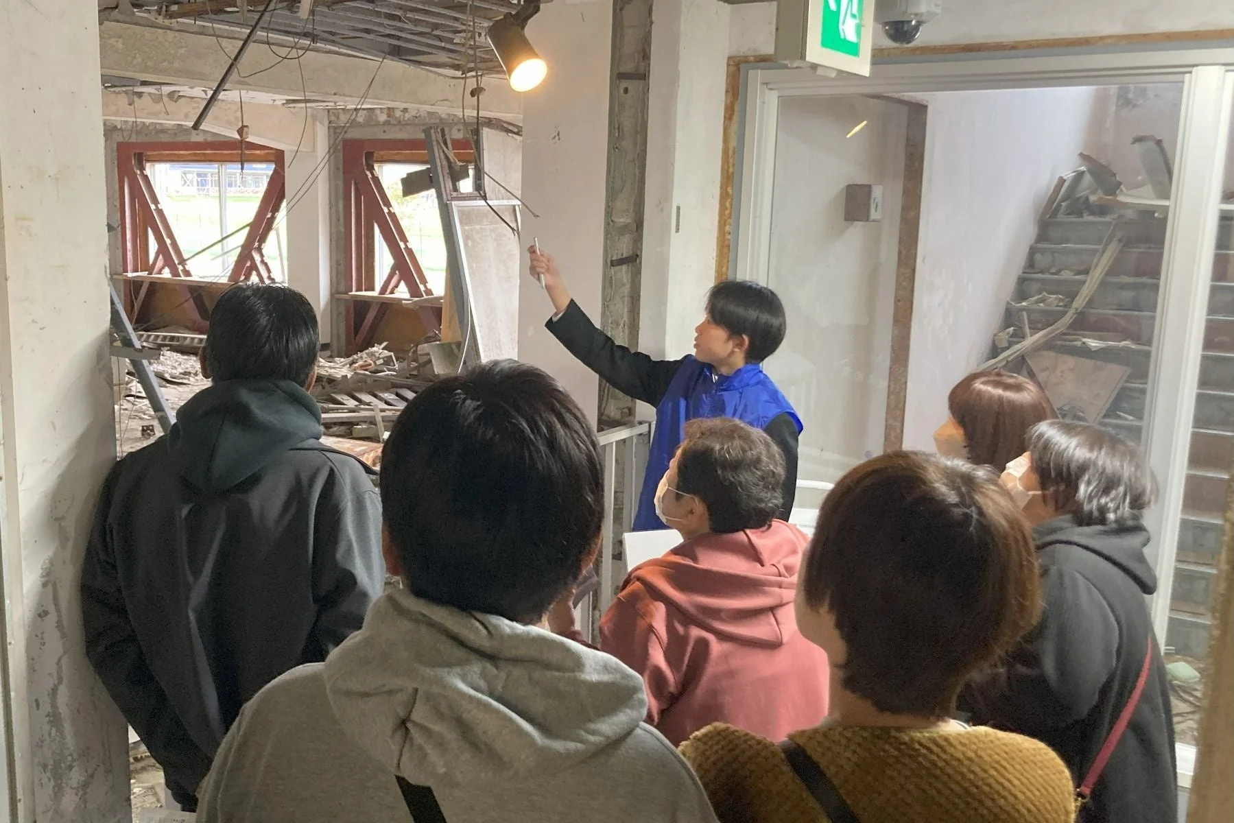 被災地を視察し説明を受ける学生たち