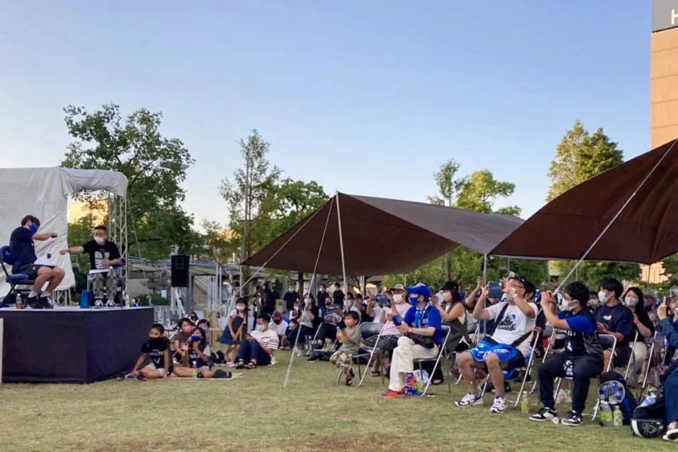 屋外の芝生広場で開催されているイベントの様子