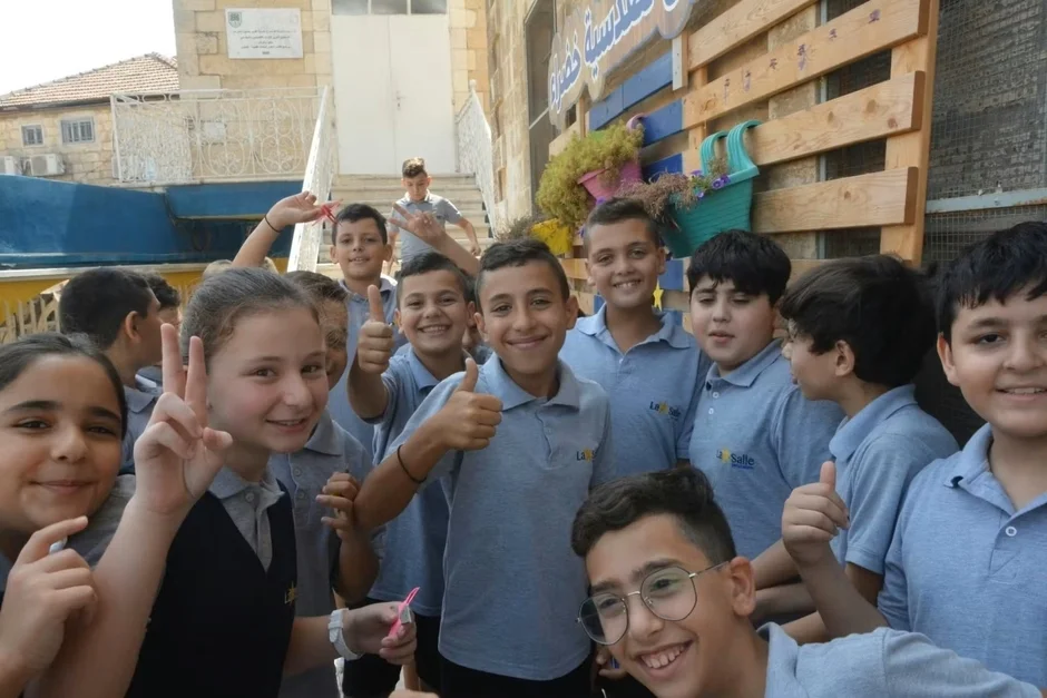 子供、学生、学校、笑顔、グループ、制服、中東