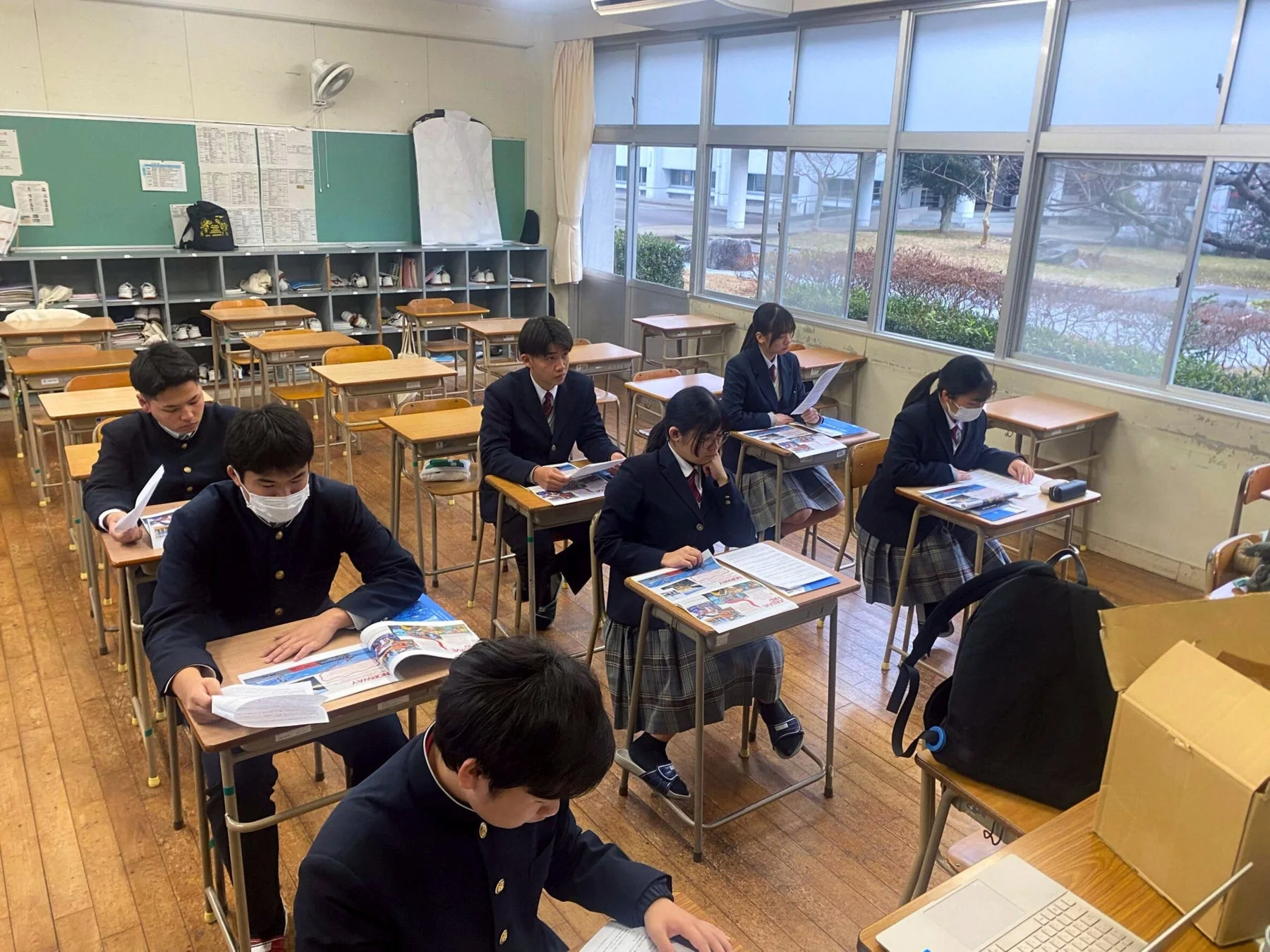 熱心に耳を傾ける生徒たち