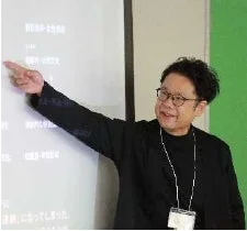 プレゼンテーション中の男性