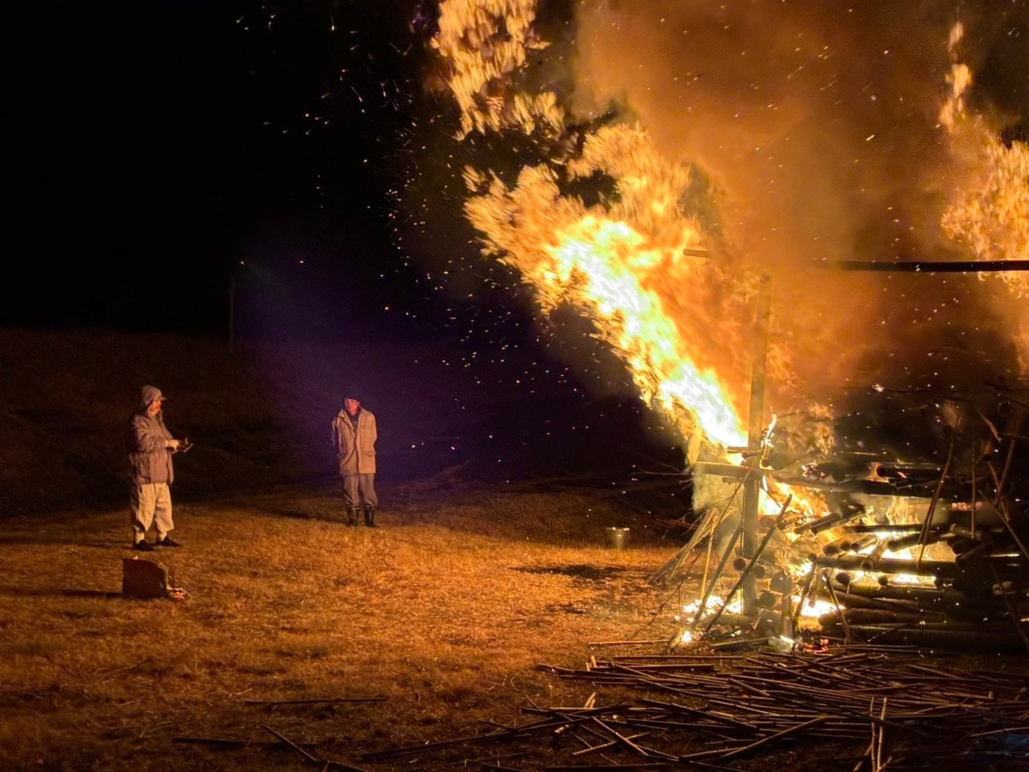 夜の焚き火と人物