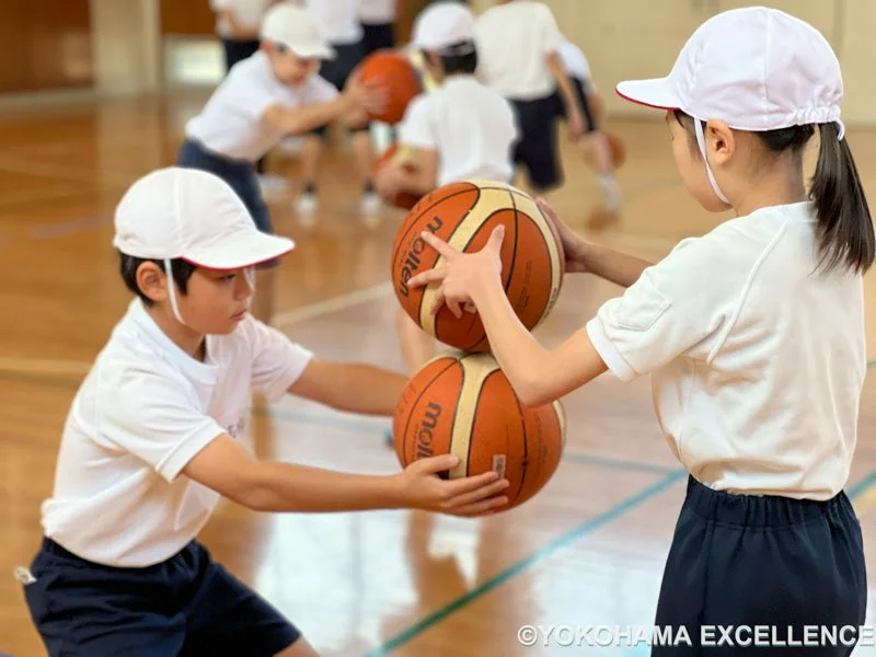 体育館でのバスケットボール授業の様子