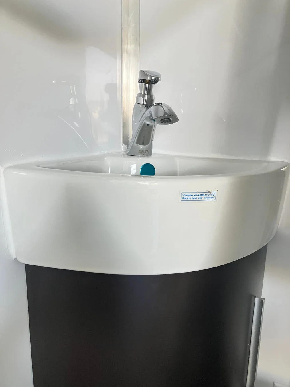 白い洗面台とクローム仕上げのモダンな蛇口