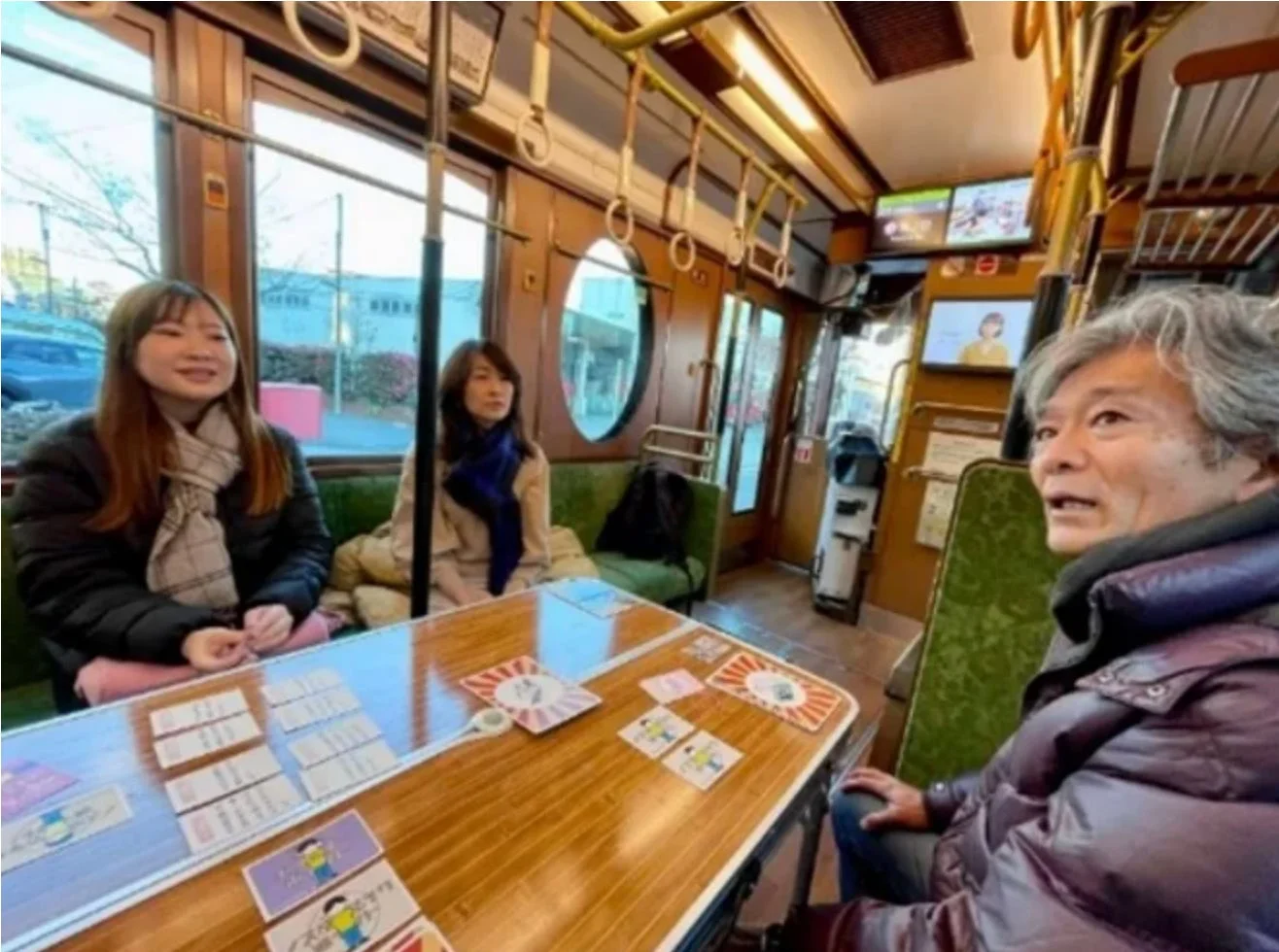 路面電車内でカードゲームを楽しむ様子
