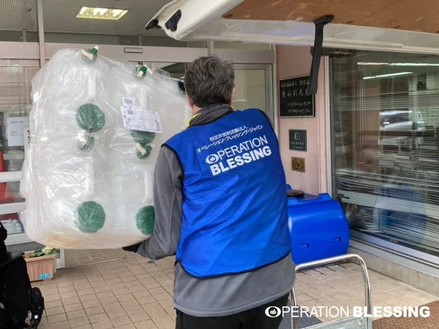 生活用水用タンクを運ぶ様子