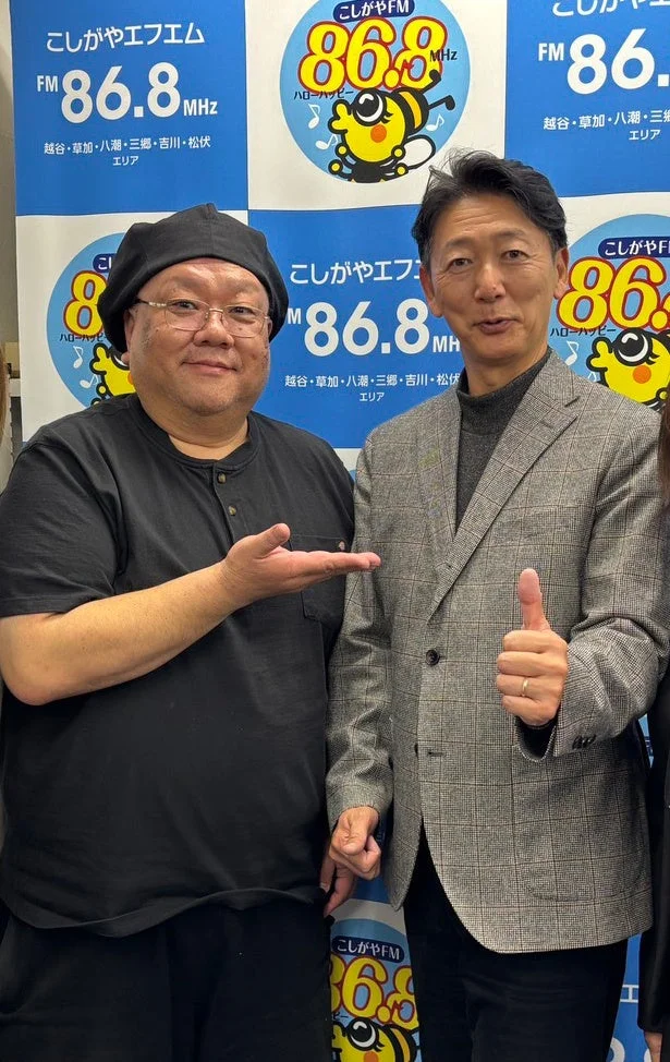 こしがやFMでの放送風景