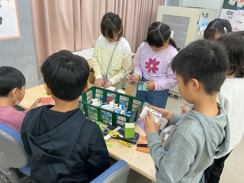 小学校での工作活動