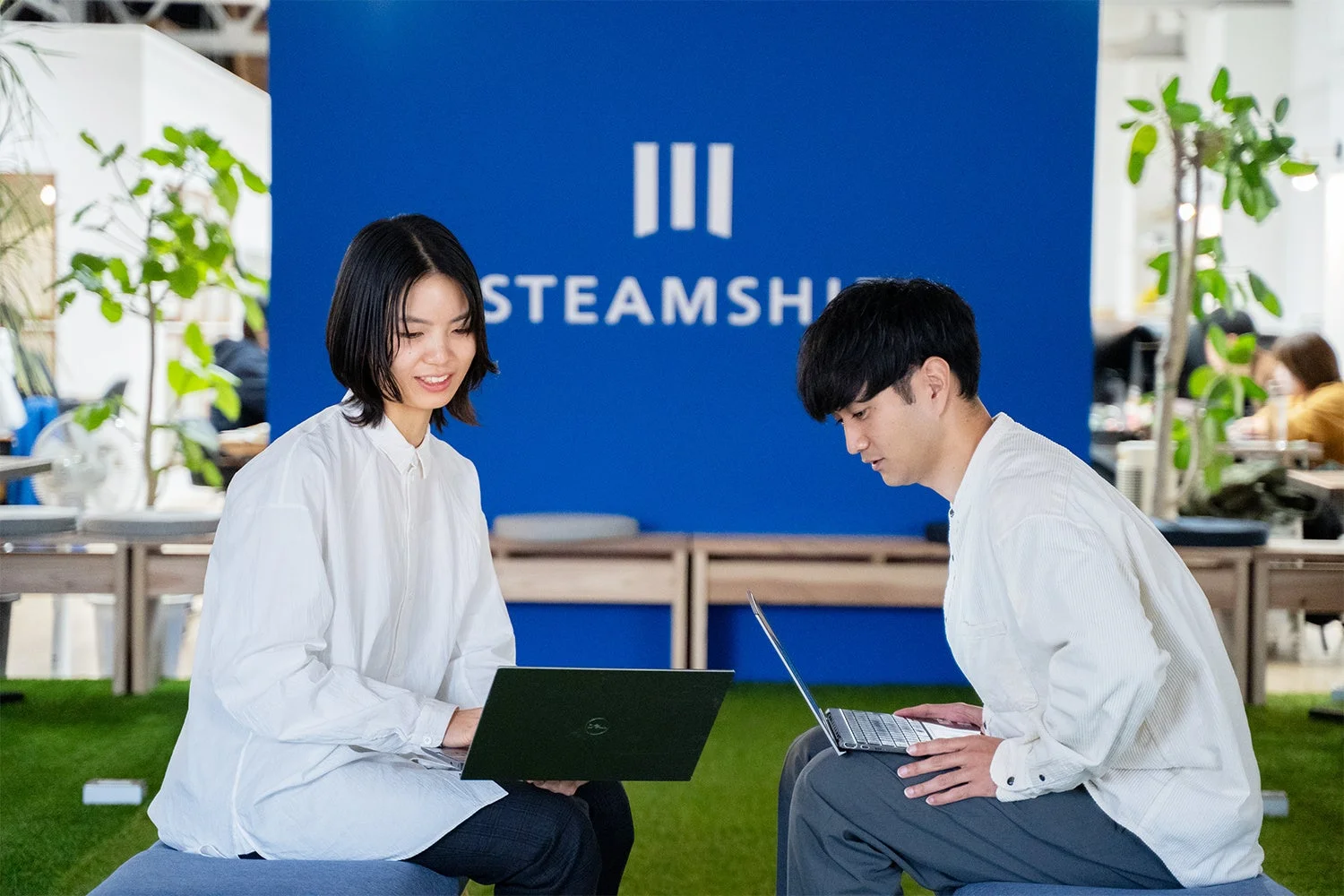 オフィスで働く様子