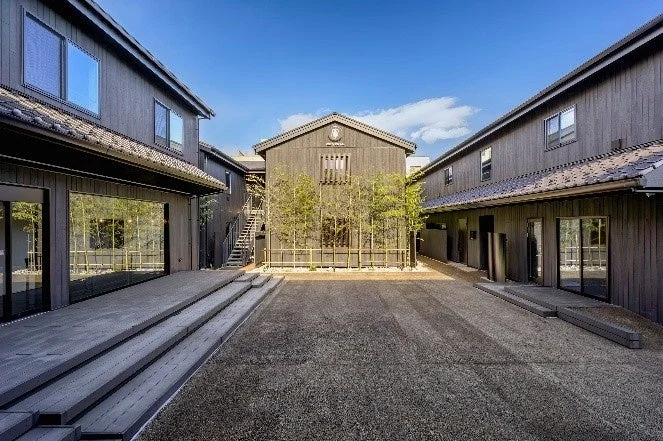 和風建築に囲まれた中庭
