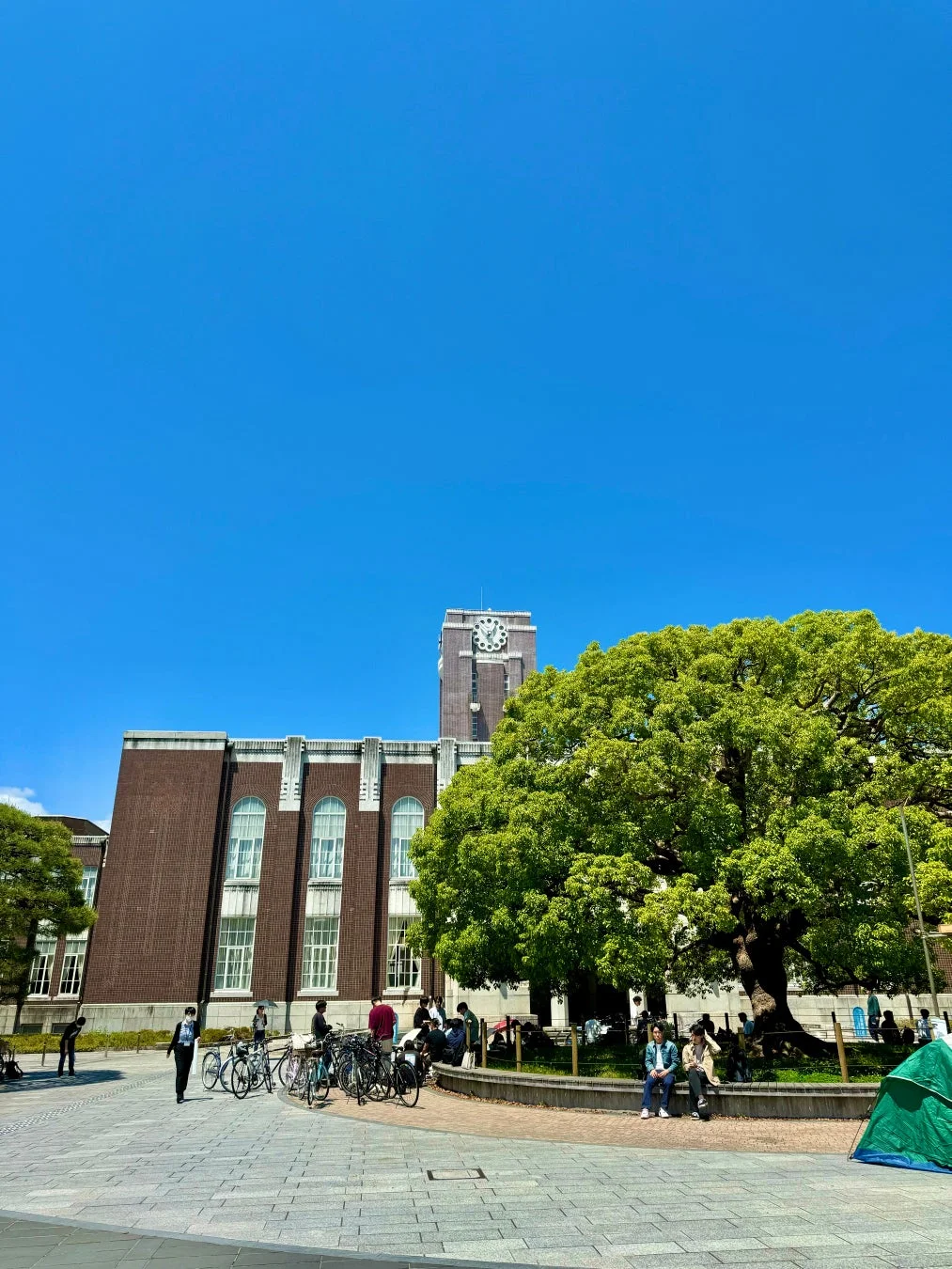 大学キャンパスの広場と時計台の建物