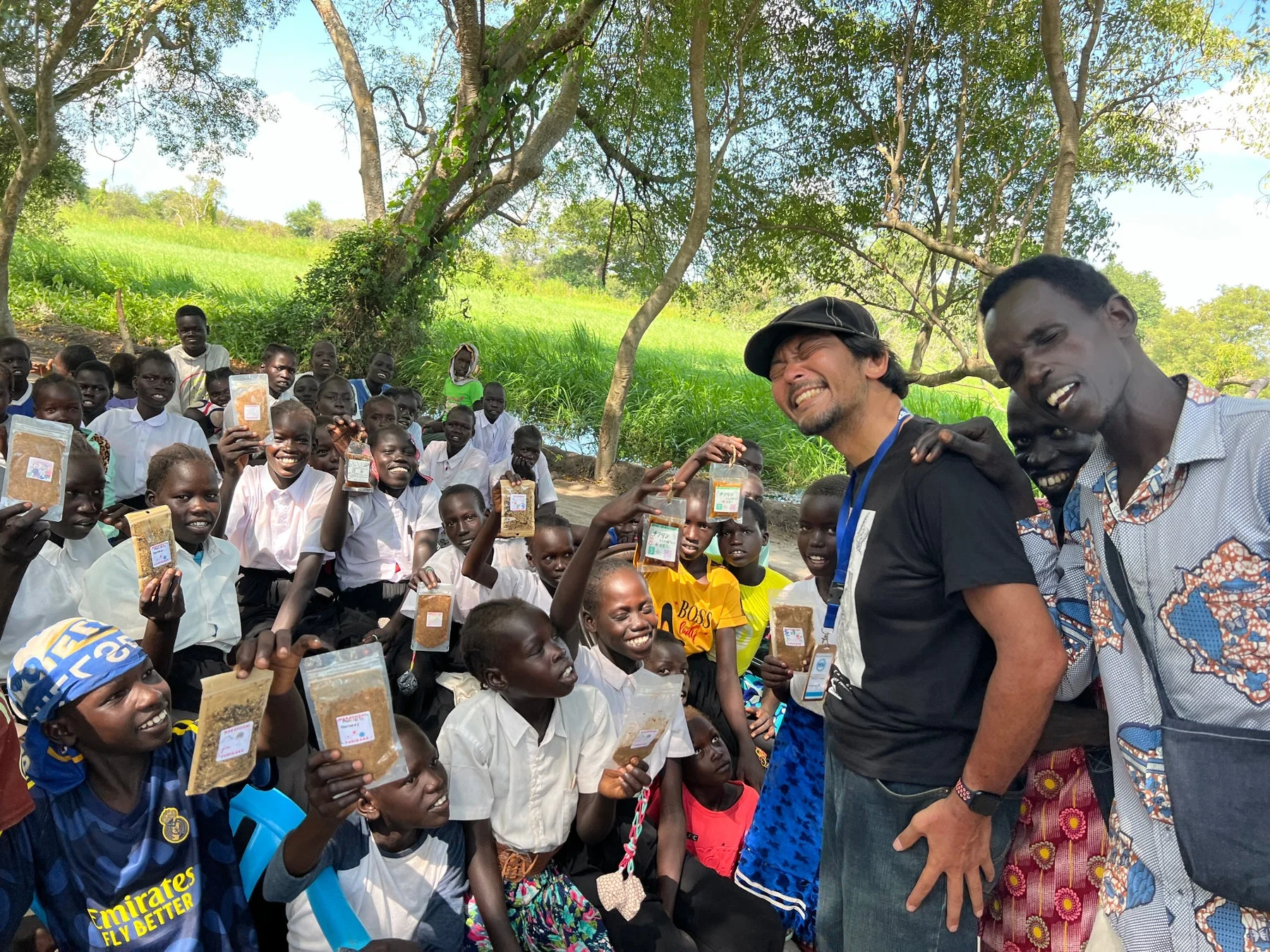 アフリカの子供たちと日本人男性