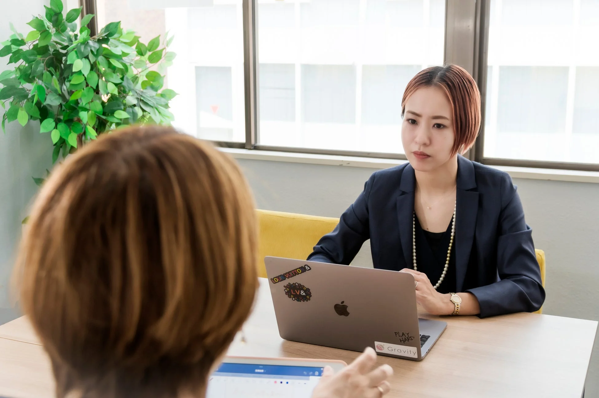 オフィスで会議する女性