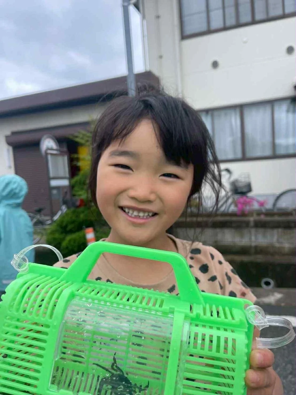 虫かごを持つ女の子