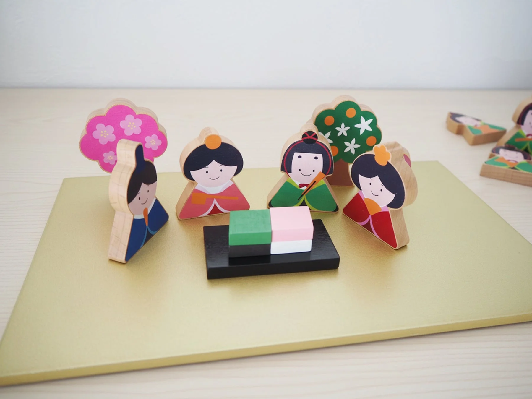 金色の台座に並べられたひな人形