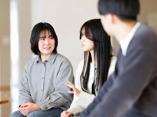 学生が話し合う様子