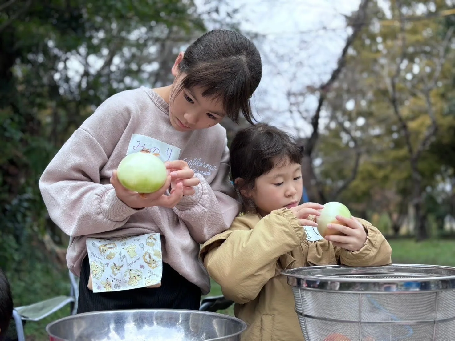玉ねぎを持つ女の子たち