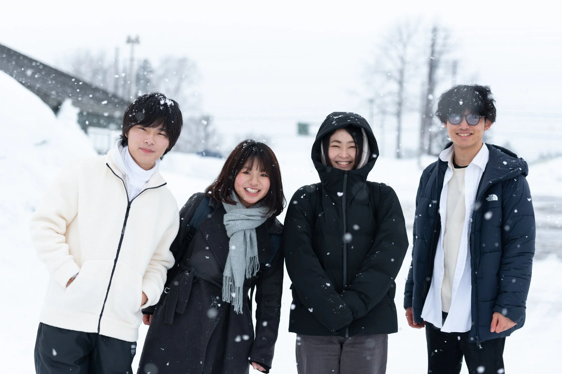雪の中で笑顔の若者たち