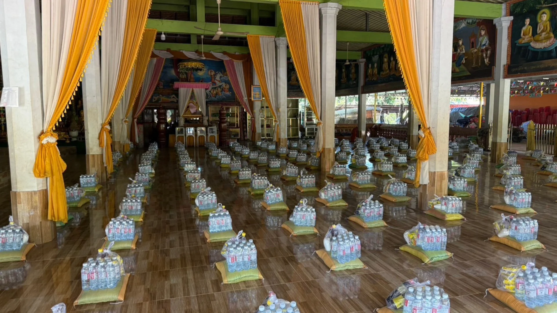 物資が並べられた様子