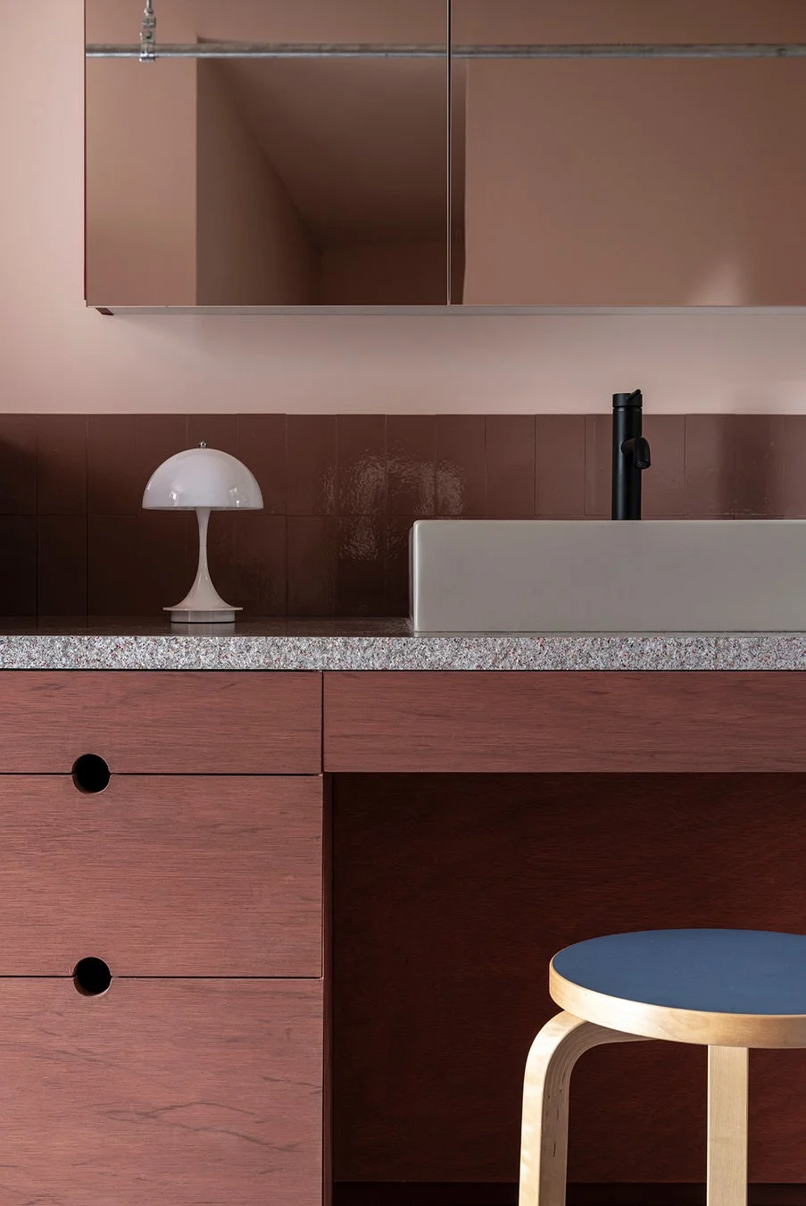 洗面台の天板として活用されたマテリアル