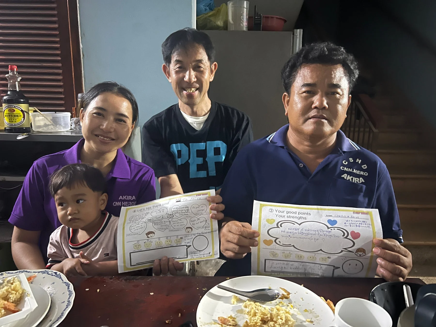 感謝のメッセージが書かれた紙を持つ人々