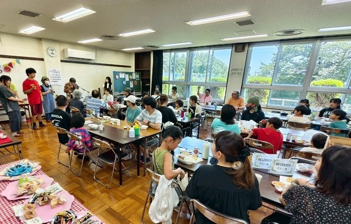 イベント,地域交流,音楽,食事会,子供,大人,室内,賑やか,コミュニティ,演奏,集まり,教室