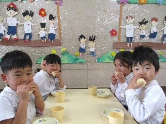 園児がおやつを食べている様子