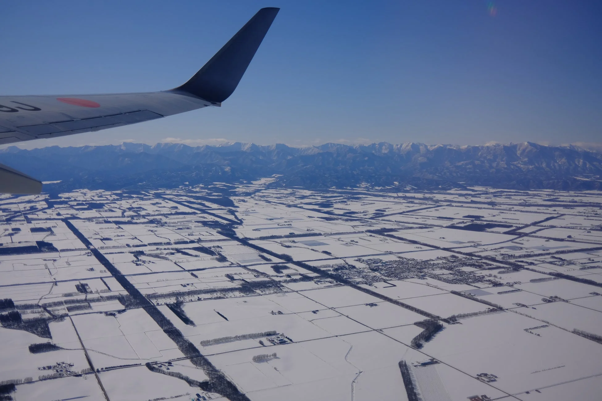 飛行機の窓から見た雪景色