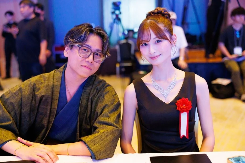 和装の男性とドレスの女性