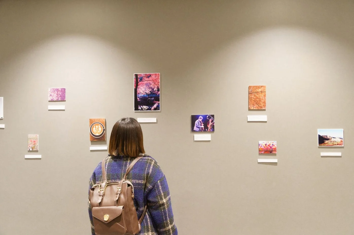 ギャラリーでアート鑑賞する人物