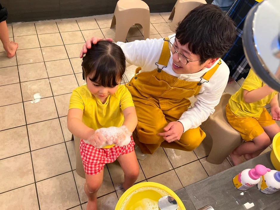 親子でじぶん洗いを楽しむ様子