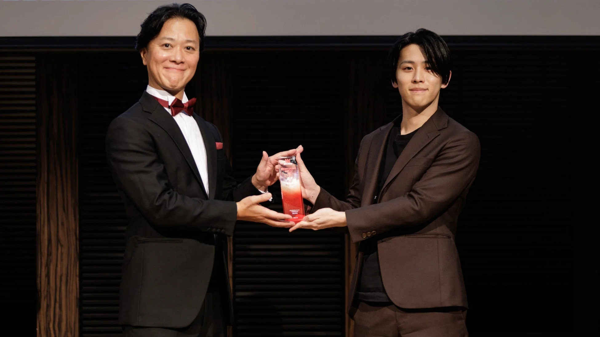 左から、みらいワークス 代表取締役社長 岡本 祥治と、個人賞受賞者の一人、福田 航己 氏