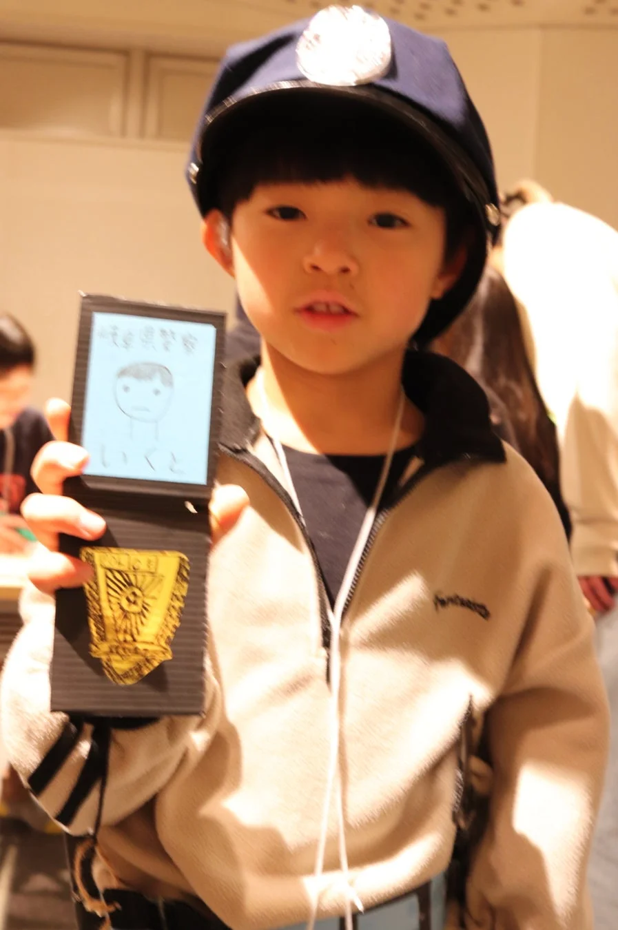 自作の警察手帳を見せる子ども