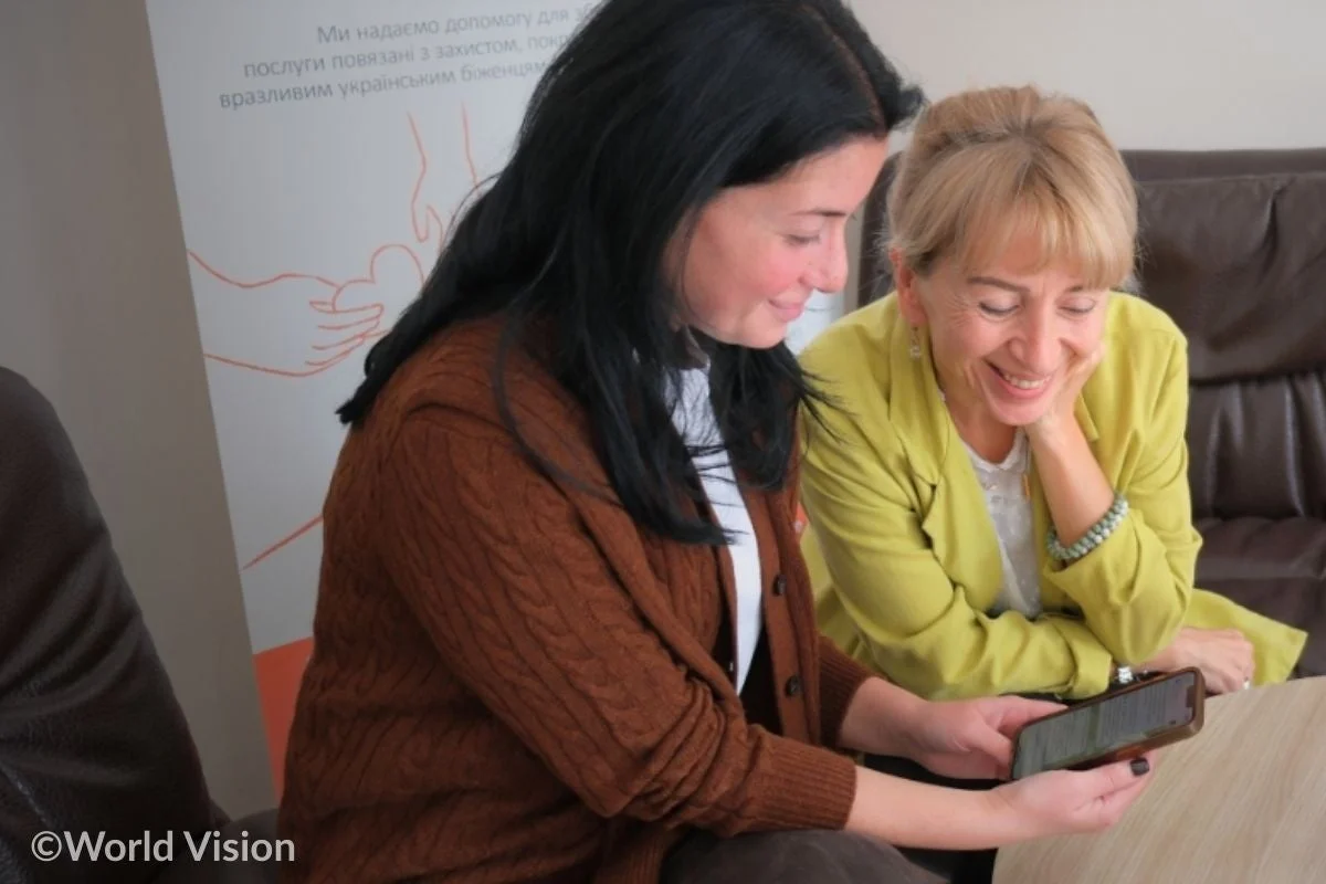 女性二人がスマートフォンを見ている