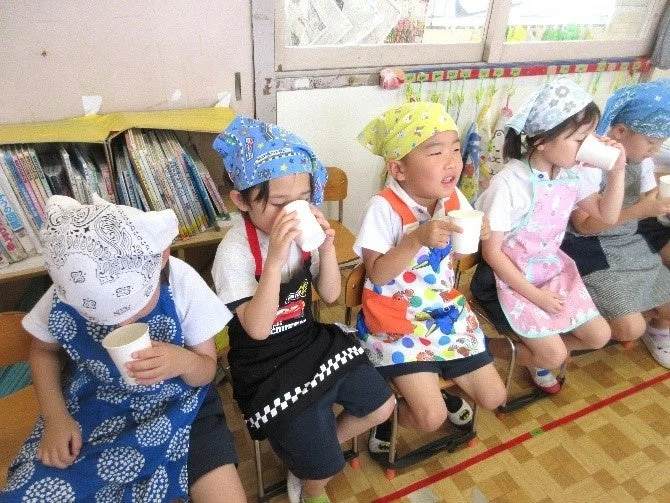園児が試食している様子