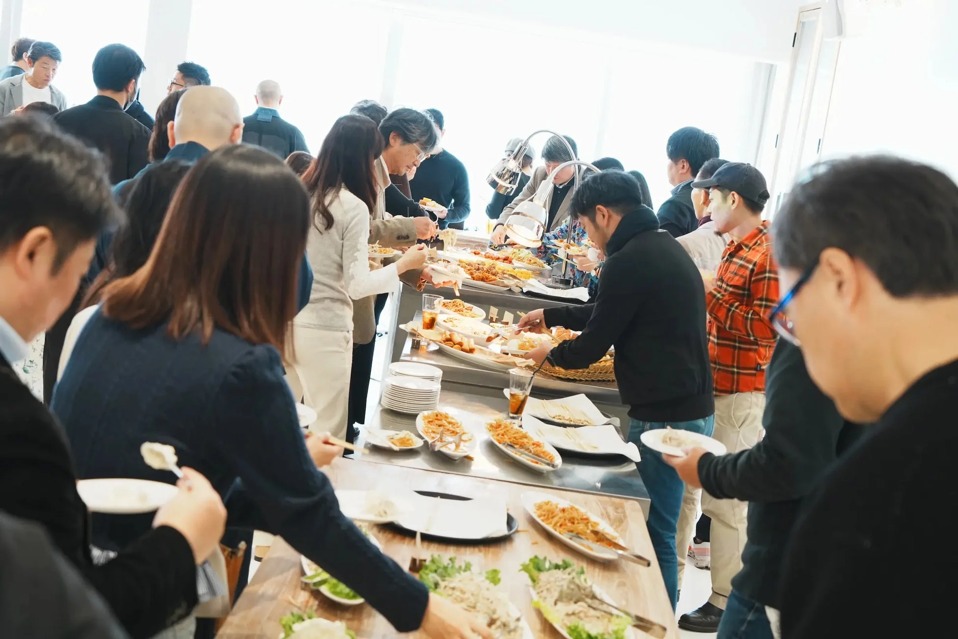ビュッフェ形式の食事を楽しむ人々