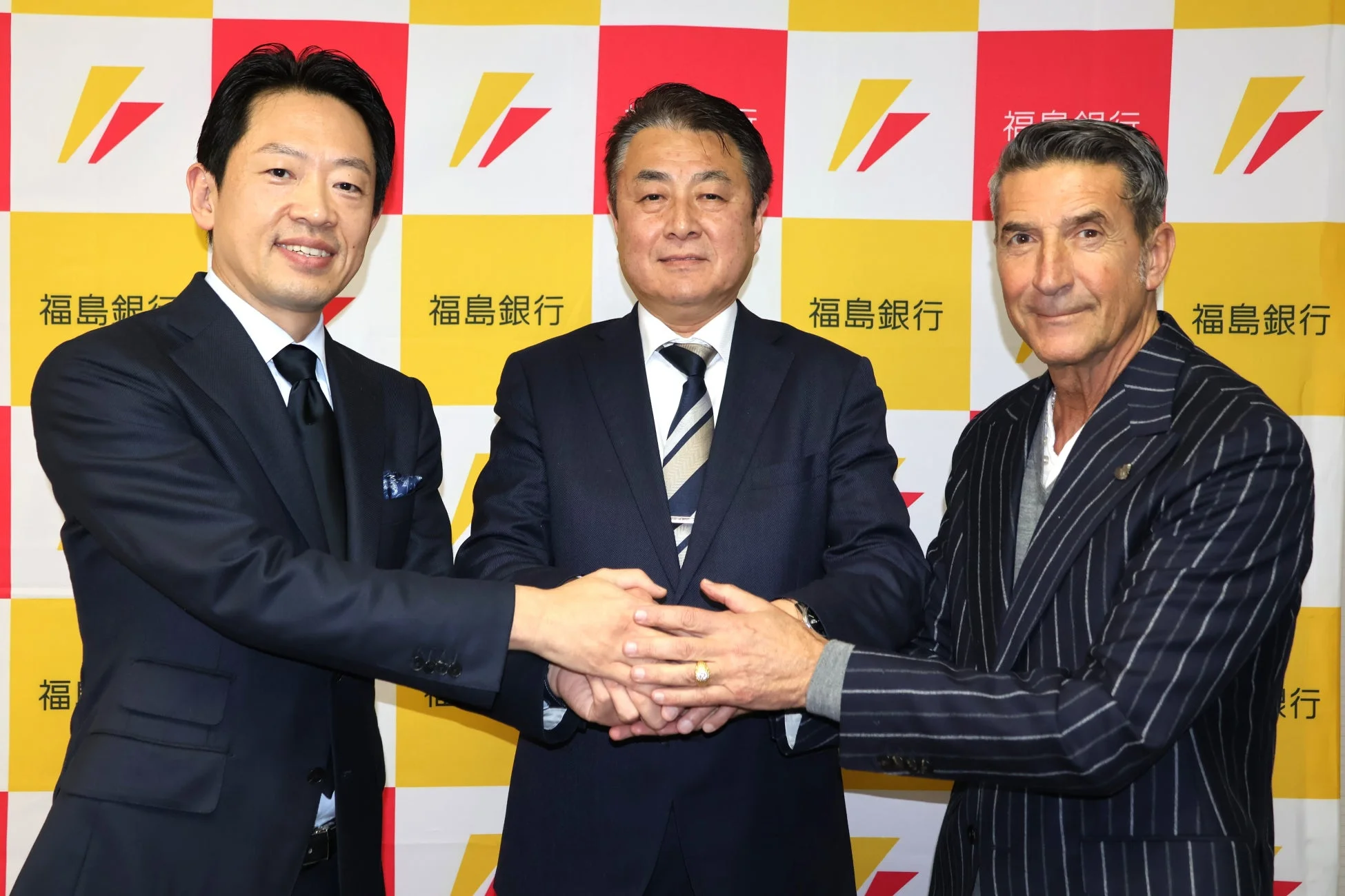 福島銀行とSBI地方創生サービスの代表者が握手を交わす