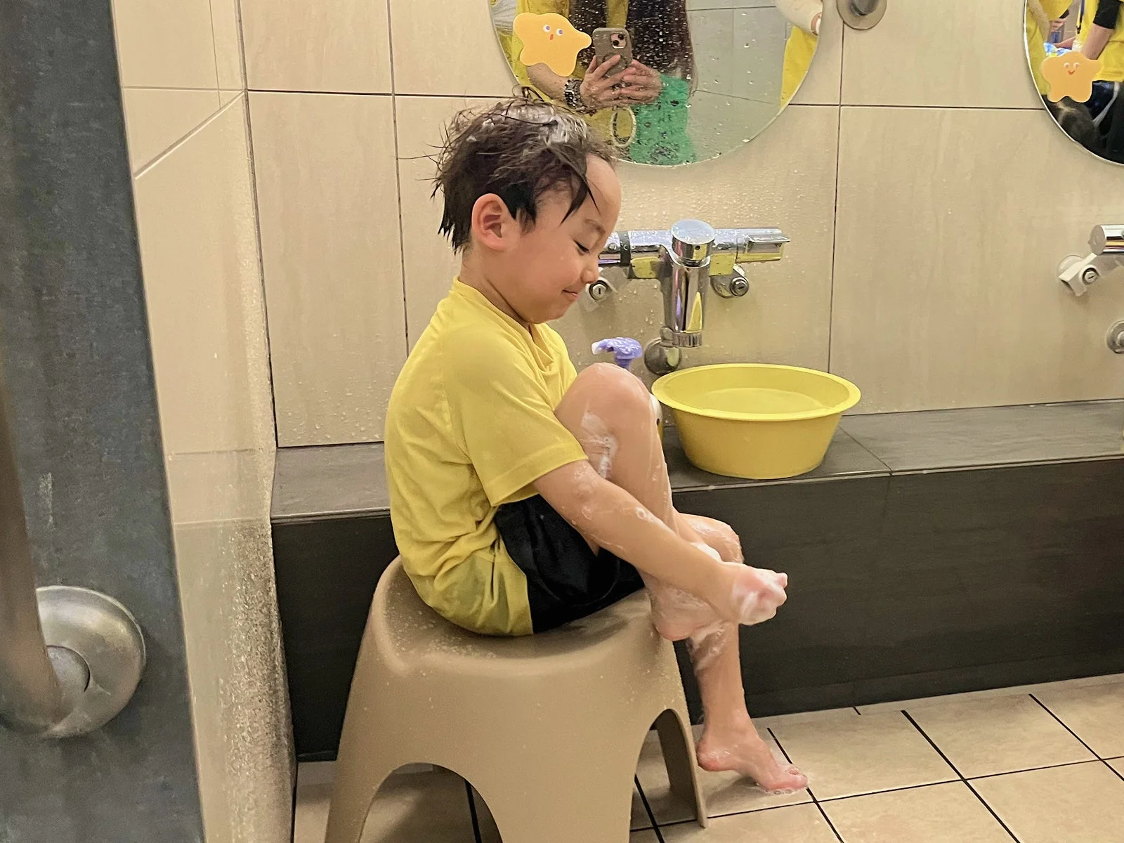 浴室で泡だらけの男の子