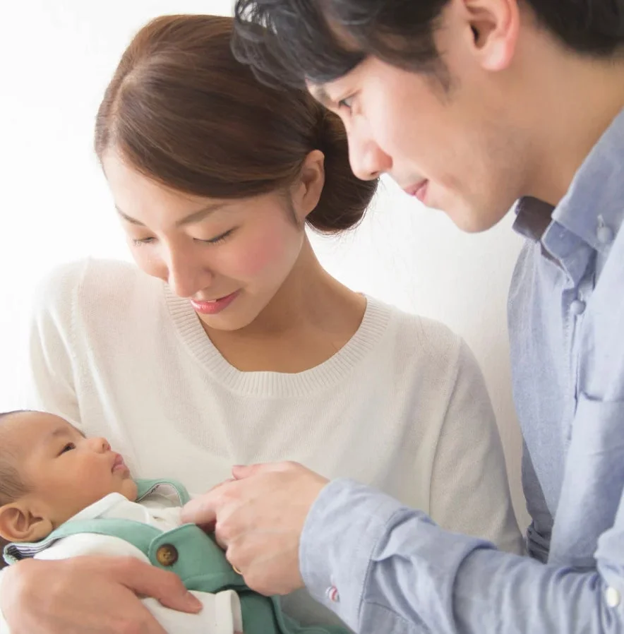 赤ちゃんを見つめる夫婦