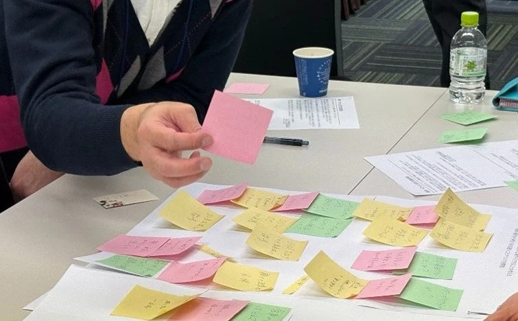 付箋を使ったブレインストーミングの様子