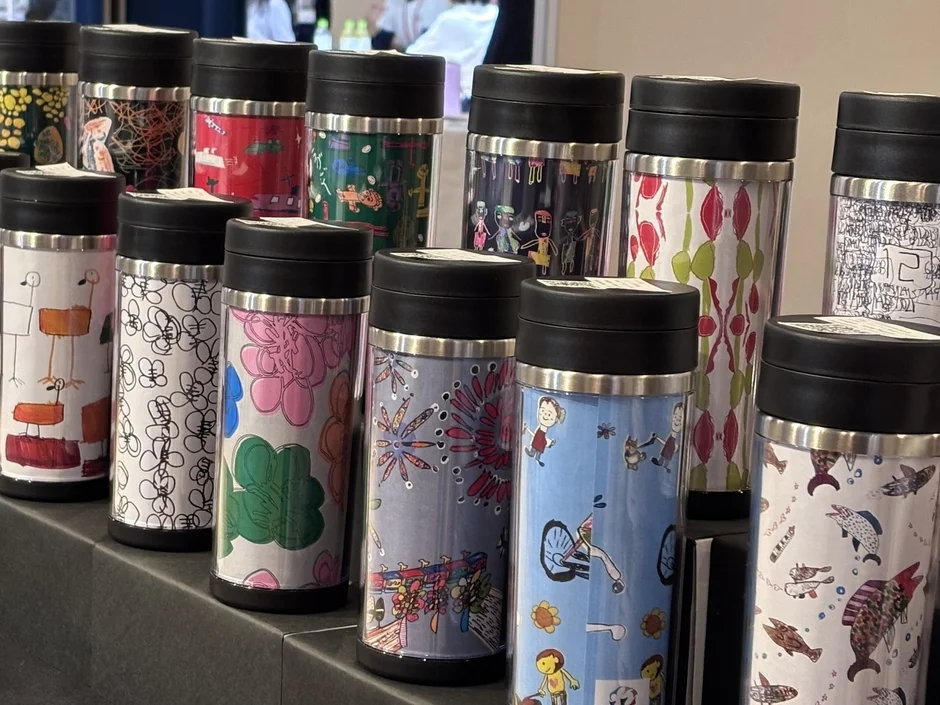 様々なカラフルなデザインが施されたタンブラーが複数、棚に整然と陳列