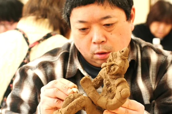 男性が粘土細工
