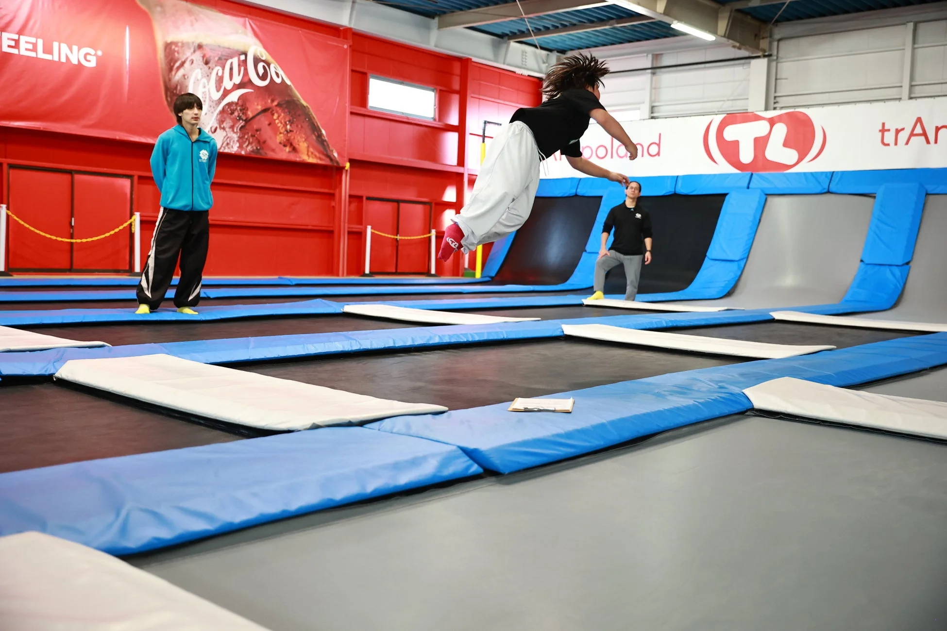 トランポリンでジャンプする様子