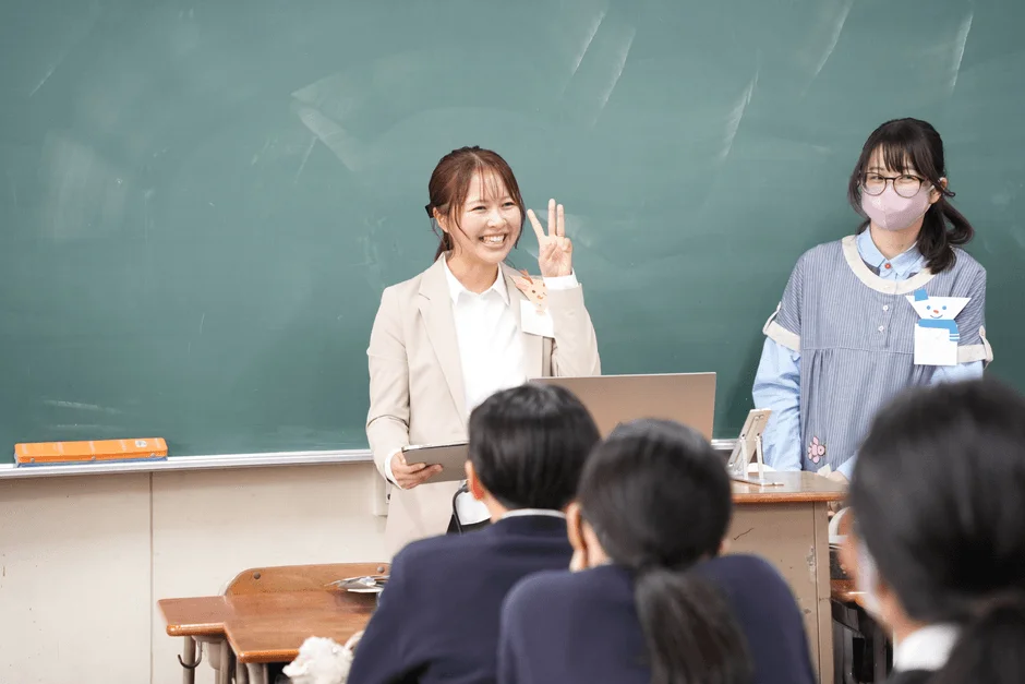 ピースサインの先生と生徒