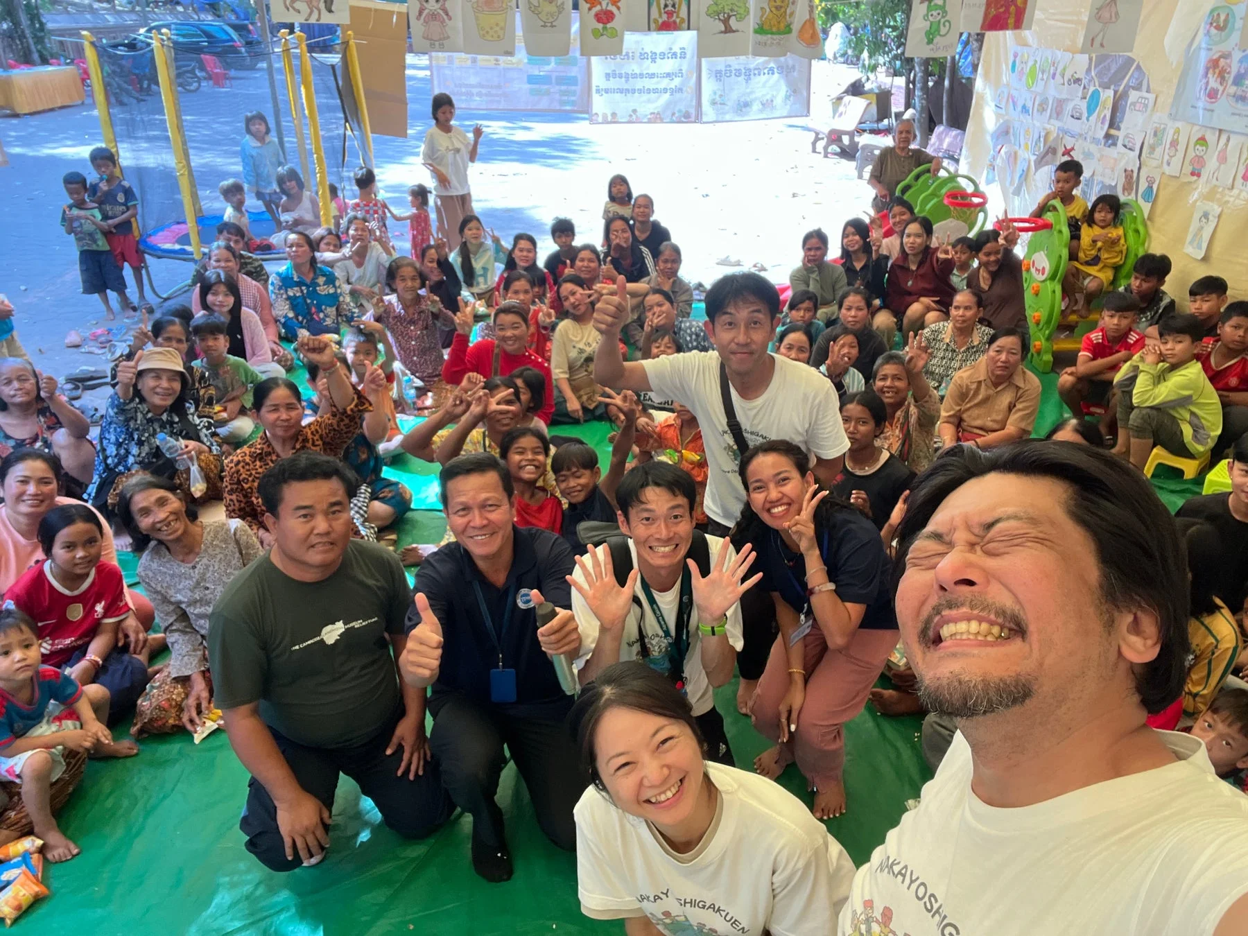 カンボジアで子供たちと交流する様子