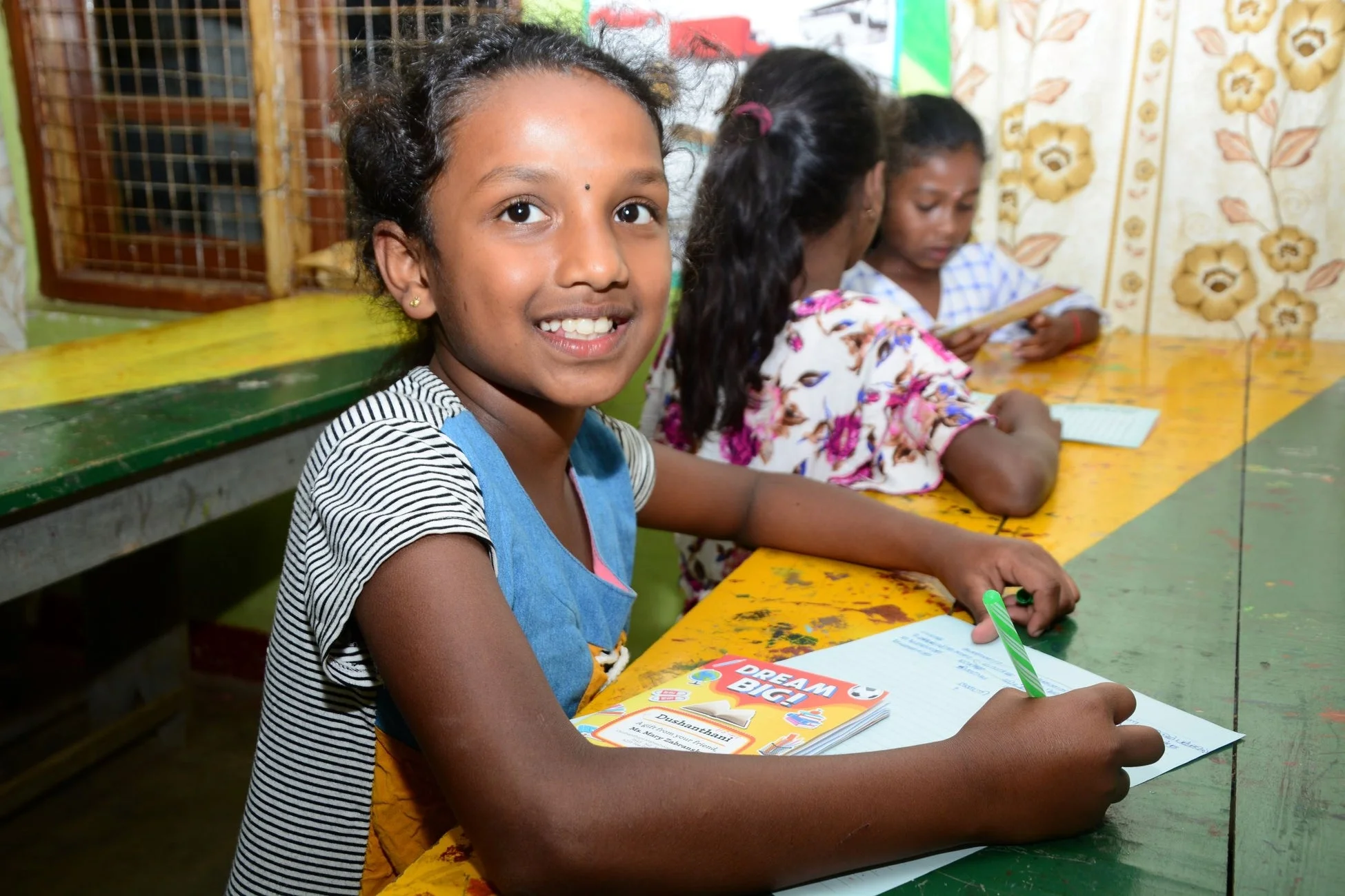 勉強する女の子