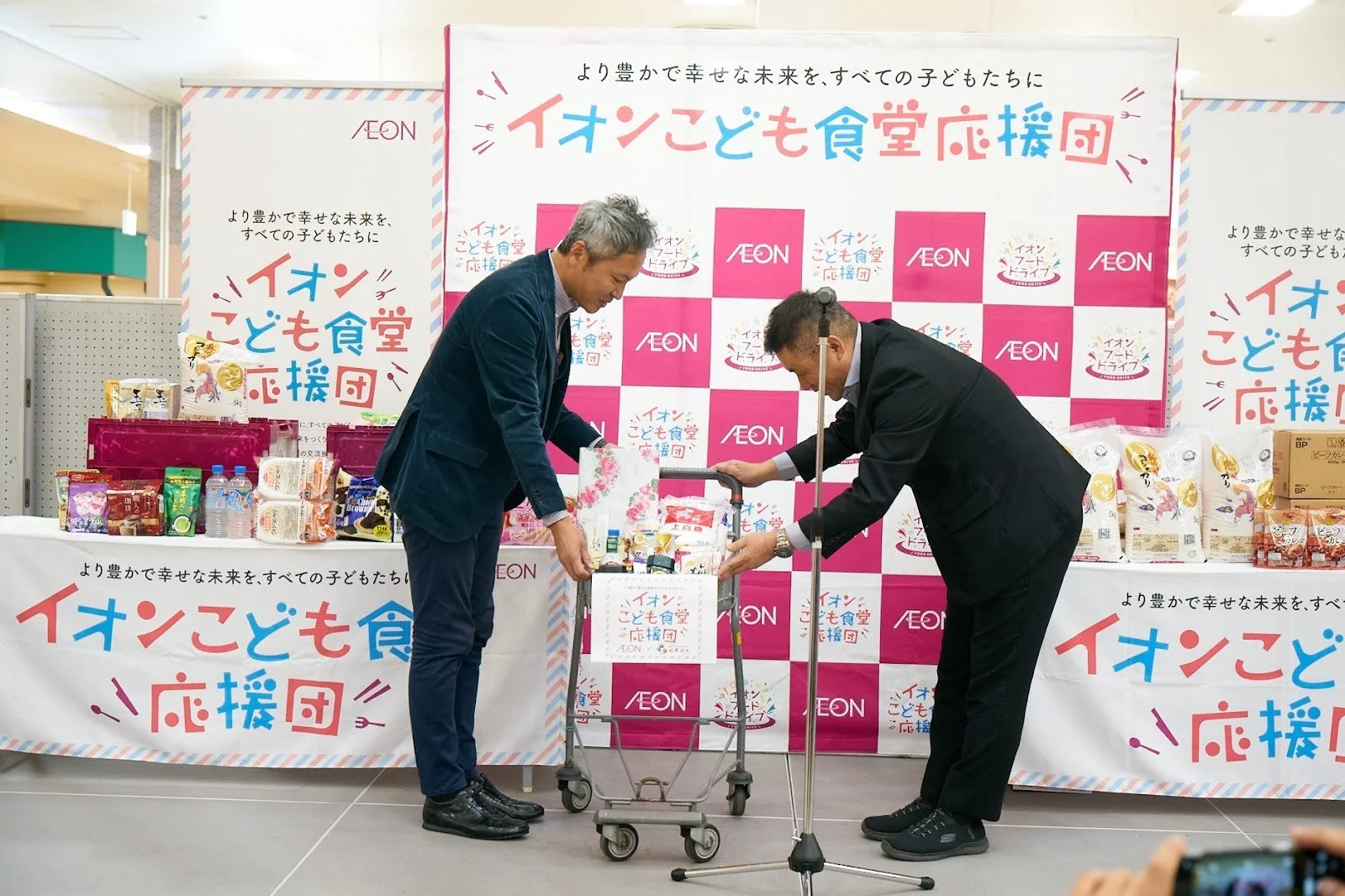 フードドライブで食料品を運ぶ様子